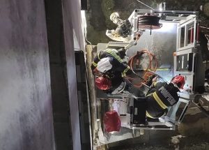 94213415 fb57 4852 9543 1c96fc671bc5 - Pericol în Găvana! Placă de beton desprinsă