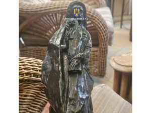 Statuetă din bronz, furată din Franța în 2018, găsită de polițiști în Constanța 1 big WhatsApp Image 2025 02 28 at 08.29.01 1 - Statuetă din bronz, furată din Franța în 2018, găsită de polițiști în Constanța