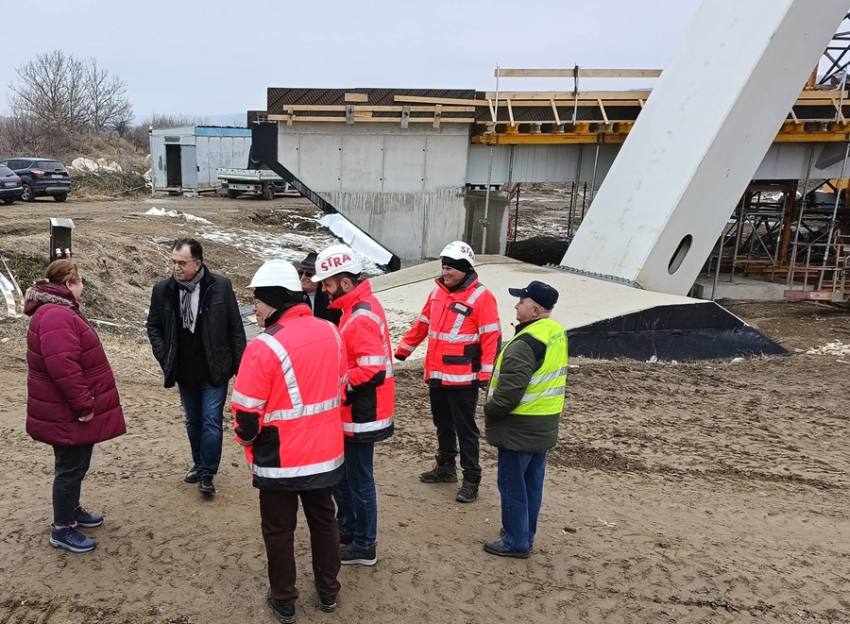 Noul pod care leagă Mioveniul de Davidești. Constructorii lucrează la ultimele etape ale structurii 1 Sursă foto: FB Primăria Orașului Mioveni.