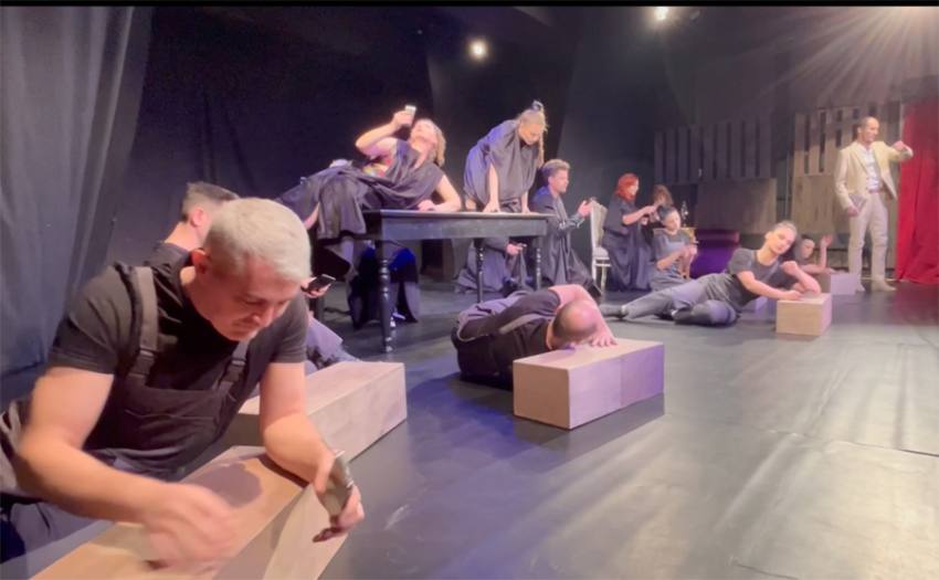 Spectacolul care ne oglindește: ”Ghinionistul” și provocările contemporane 2 Sursă foto: screenshot Teatrul Al Davila Pitești.