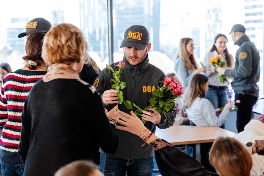 Polițiști din cadrul Direcției Generale Anticorupție au oferit flori și mărțișoare 2 politisti anticoruptie flori