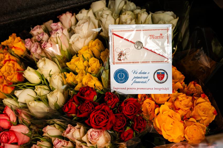Polițiști din cadrul Direcției Generale Anticorupție au oferit flori și mărțișoare 4 politisti anticoruptie flori