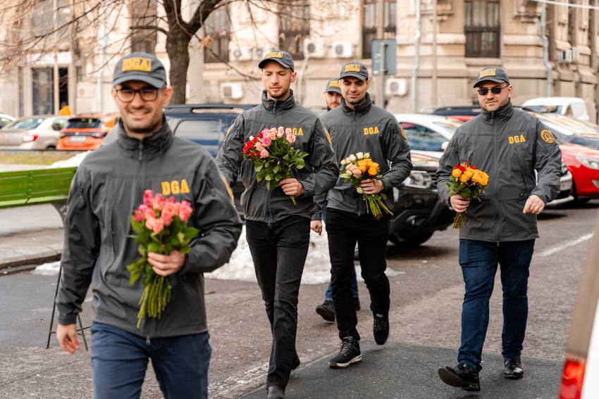 Polițiști din cadrul Direcției Generale Anticorupție au oferit flori și mărțișoare 3 politisti anticoruptie flori