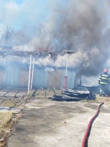 b18775c5 7e42 4667 bf76 8d24ddc6215c - (VIDEO) Incendiu violent în Băbana! Flăcările au cuprins acoperișul unei case și 2 anexe