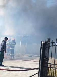f89bc4cb fe21 40f5 8e5a 86cb9c9150e3 - (VIDEO) Incendiu violent în Băbana! Flăcările au cuprins acoperișul unei case și 2 anexe
