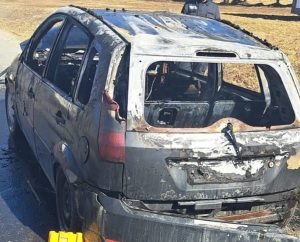 c5227c63 5ef8 4dfd bf40 1f36a0e76460 1 - Incendiu în Rucăr! O mașină a ars complet din cauza unui cablu defect