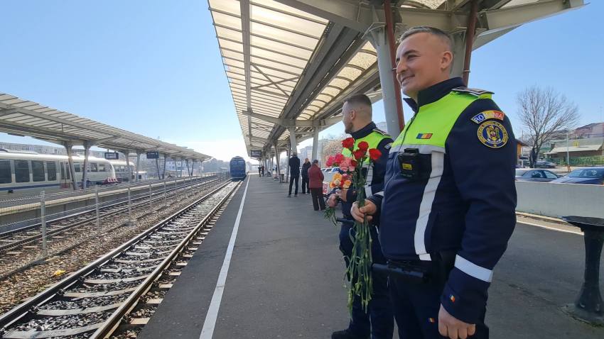(Video) Polițiștii argeșeni au oferit astăzi flori doamnelor și domnișoarelor din județ 4 politisti flori