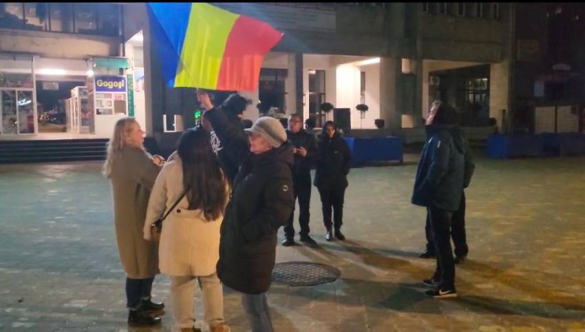 Violențe în faţa BEC după respingerea candidaturii lui Georgescu! Jandarmi răniți! 3 protestatari in Pitești