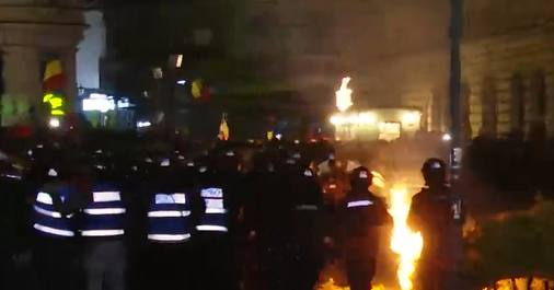 Violențe în faţa BEC după respingerea candidaturii lui Georgescu! Jandarmi răniți! 4 jandarmi protest