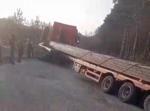 72f40b8f 5a88 4123 a150 9049810d3aca - (VIDEO) Trafic blocat pe DN 7 din cauza unei platforme