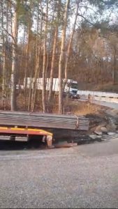 (VIDEO) Trafic blocat pe DN 7 din cauza unei platforme 2 a4d67afb ab98 42df a4ec 88f8f300f8cd - (VIDEO) Trafic blocat pe DN 7 din cauza unei platforme