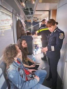 Polițiștii argeșeni, acțiune de prevenire a consumului de droguri în zona Gării Pitești 4 fc070855 33e0 4df5 a560 582c853f6f31 - Polițiștii argeșeni, acțiune de prevenire a consumului de droguri în zona Gării Pitești