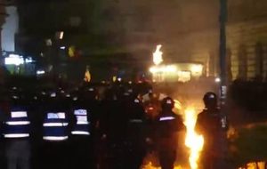 tgrhhtt - 13 jandarmi au fost răniți în urma incidentelor violente de la BEC!