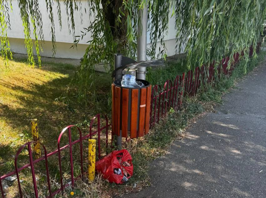 Atenție! Locul pungilor cu gunoi menajer nu este în coșul stradal! 1 Sursă foto: FB Servicii Edilitare pentru Comunitate Mioveni.