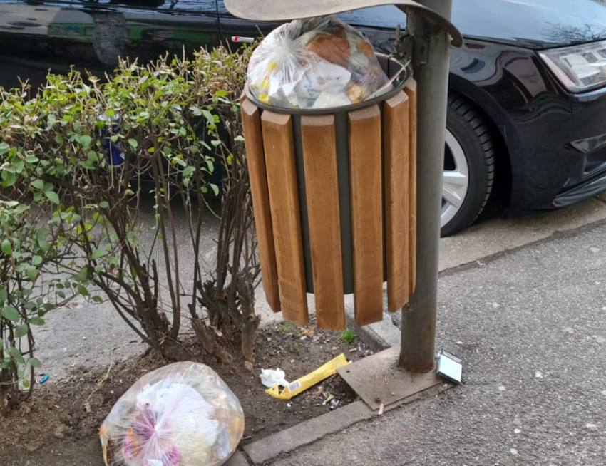 gunoi pe jos in loc de tomberon generic cos stradal Sursă foto: FB Servicii Edilitare pentru Comunitate Mioveni.
