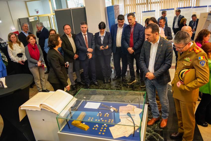 Expoziția este deschisă până pe 30 aprilie. Povestea tezaurului României, adusă la Pitești! 7 Sursă foto: CJ Argeș.