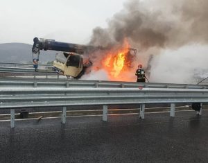 (Video) Incendiu puternic izbucnit la o automacara pe autostrada A1 1 incendiu automacara A1