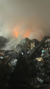 (VIDEO) Incendiu violent în Bradu! Hală făcută scrum din cauza unui cablu defect 3 bee5611a 7a42 42ba b40f 3d37263a7959 - (VIDEO) Incendiu violent în Bradu! Hală făcută scrum din cauza unui cablu defect