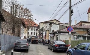 Stâlpișori și restricții de oprire pe Pasajul Doina și Ion Aldea Teodorovici 1 Sursă foto: FB Primăria Municipiului Pitești.