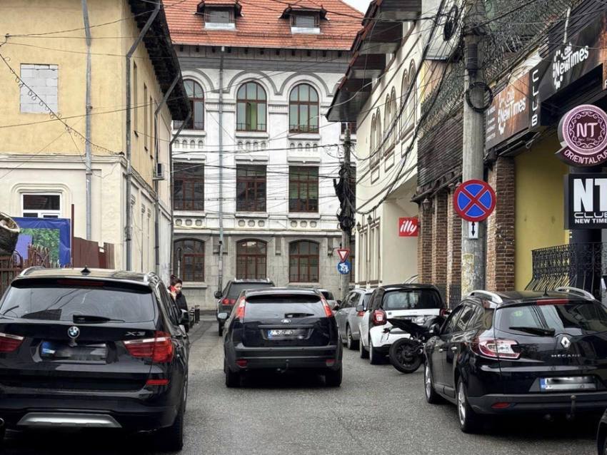 Stâlpișori și restricții de oprire pe Pasajul Doina și Ion Aldea Teodorovici 1 Sursă foto: FB Primăria Municipiului Pitești.