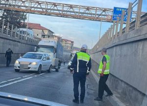 Trafic blocat în Bascov! TIR rămas în pană 1 cb717f76 4dac 4f05 9c36 87afd2d5b474 - Trafic blocat în Bascov! TIR rămas în pană