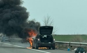 a04e35a9 13a1 4b61 a618 985cdfd2513f - Mașină în flăcări pe A2! Trafic îngreunat