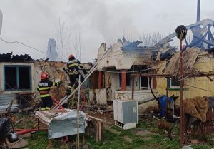 a5ac0c8c 4e33 486a a5db 34afe97ef4ef - Casă mistuită de flăcări în Costești! Pompierii au intervenit de urgență