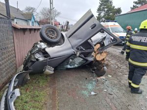 accid 1 5 - Doi adulți și un copil au ajuns la spital după ce s-au răsturnat cu mașina