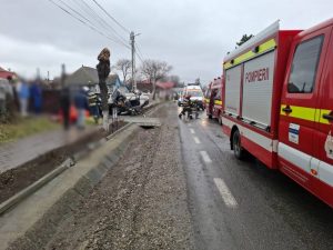 accid 2 5 - Doi adulți și un copil au ajuns la spital după ce s-au răsturnat cu mașina