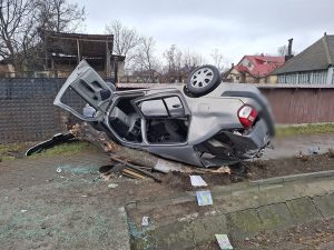 Doi adulți și un copil au ajuns la spital după ce s-au răsturnat cu mașina 1 accid 6 1 - Doi adulți și un copil au ajuns la spital după ce s-au răsturnat cu mașina