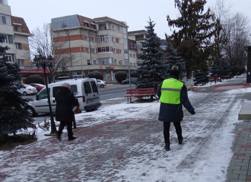 Se acționează pentru degajarea carosabilului de zăpadă 1 Sursă foto: FB Primăria Orașului Mioveni.