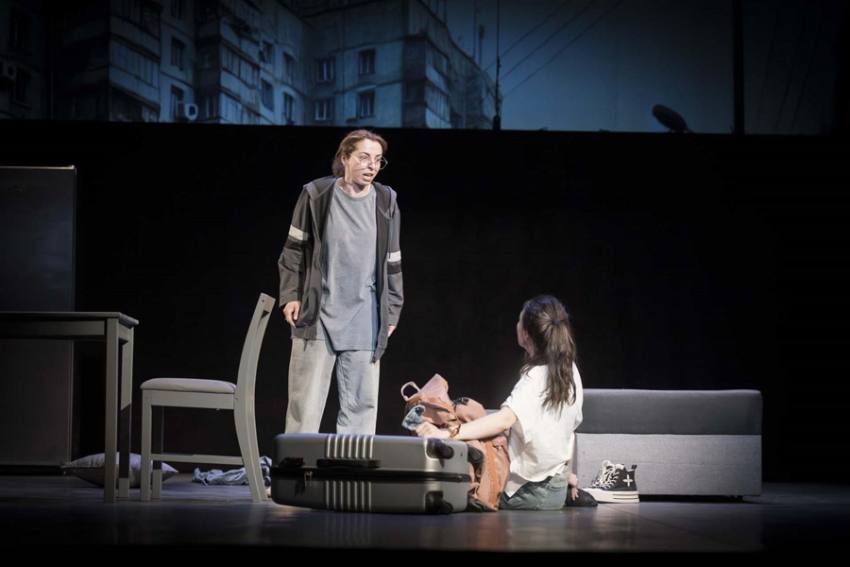 Spectacolul „No worries Catalinicika 5 - Premieră, duminică seară, la teatrul din Pitești: Cătălina în cursa pentru cetățenia americană