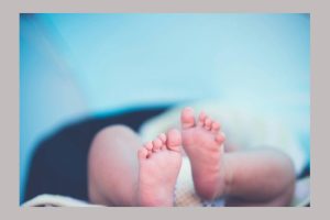 Bebeluș aruncat de mamă la toaletă, găsit în viață de paramedici 1 bebeluș