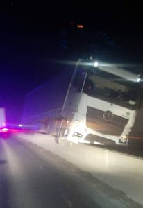 WhatsApp Image 2025 03 19 at 20.41.24 768x1119 1 - Accident pe DN7! Șoferul unui TIR a pierdut controlul după ce i s-a făcut rău la volan