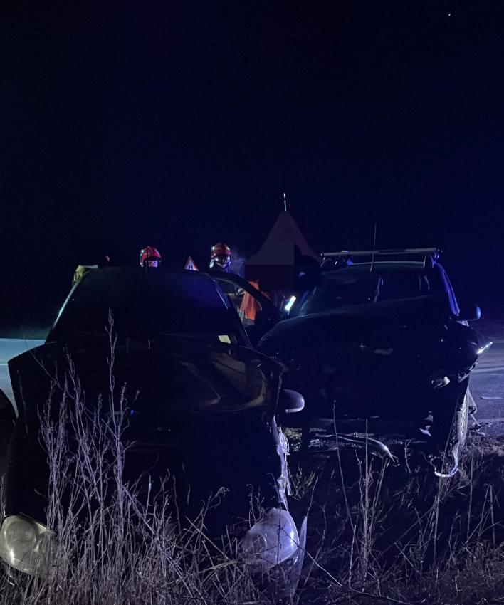 Impact puternic între două autoturisme în Argeș! Trei persoane transportate la spital! 1 accident masini Arges