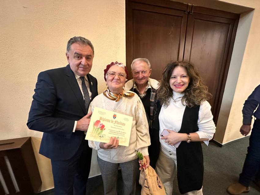 83 de cupluri piteștene, premiate la Filarmonica Pitești! Au aniversat nunta de aur și de diamant 1 Sursă foto: FB Primăria Municipiului Pitești.