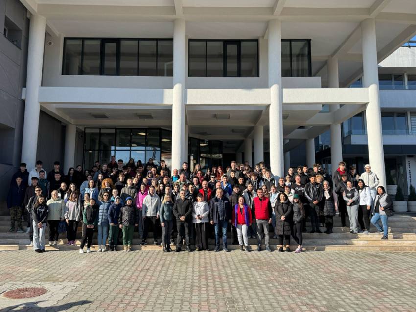 Aproximativ 1.000 de saci de deșeuri au fost colectați în cadrul acțiunii de ecologizare 1 Sursă foto: FB primăria Orașului Mioveni