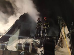 (Video) Gospodărie din Rucăr distrusă de flăcări. Femeie monitorizată de paramedici! 1 incendiu gospodarie Rucăr