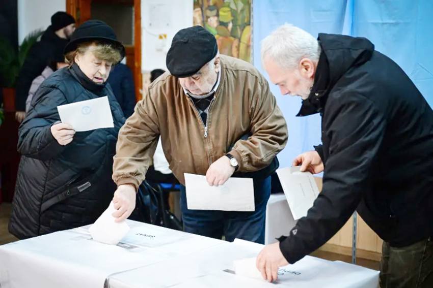 Alegeri-parlamentare-2024-Votanti-intr-o-sectie-din-Buzau Sursă foto: ediția tipărită.