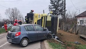 Impact între un autocamion și un autoturism în Argeș. Persoană asistată de paramedici! 1 accident vehicule Budeasa Arges