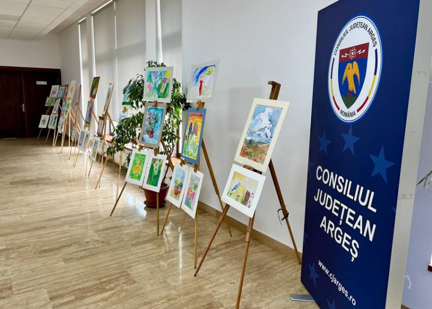 Lucrările elevilor pot fi admirate până pe 3 aprilie. S-a deschis expoziția de pictură "Ecouri de primăvară"! 2 Sursă foto: CJ Argeș.