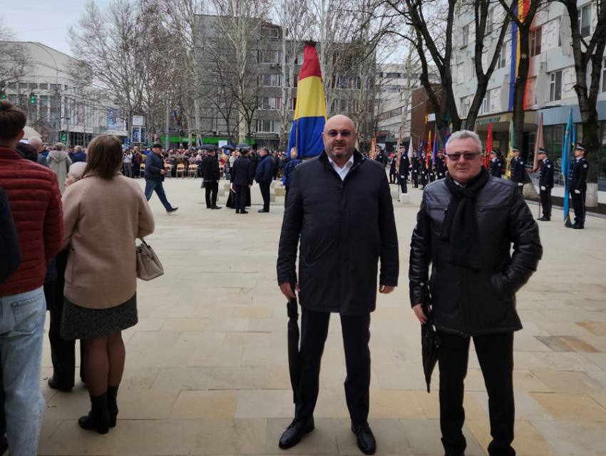 Minzina si Puiu la dezvelirea statuii Reginei Maria în capitala Republicii Moldova Sursă foto: FB Ion Minzina.