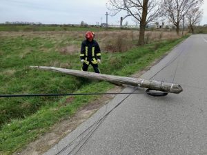 Un cablu de energie a luat foc în zona pădurii Trivale iar la Moșoaia un stâlp a căzut pe carosabil 1 stâlp cazut Argeș