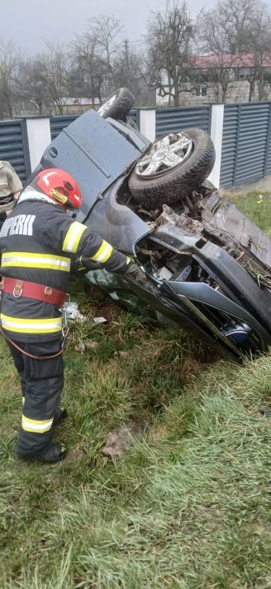 WhatsApp Image 2025 03 29 at 16.22.39 - Autoturism răsturnat în Argeș! Victime transportate la spital!