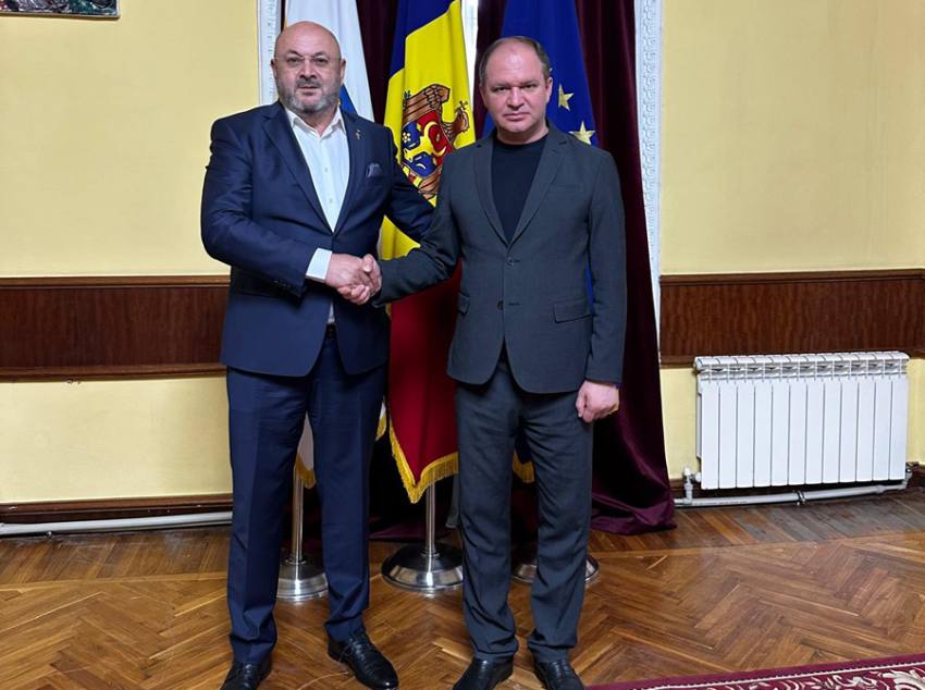 Ion Mînzînă, după întâlnirea cu primarul municipiului Chișinău: ”Vom continua să construim punți durabile între comunitățile noastre!” 1 Sursă foto: FB Ion Mînzînă.