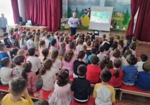 Poliția Locală Pitești, alături de preșcolari! Lecție de educație rutieră la Grădinița „Albă ca Zăpada” 1 92525399 d2a5 4ee7 80b5 3ea2b7da9410 - Poliția Locală Pitești, alături de preșcolari! Lecție de educație rutieră la Grădinița „Albă ca Zăpada”
