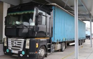 Ţigări în valoare de o jumătate de milion de euro, ascunse într-un TIR care transporta materiale de construcţii 1 1743488280309 361 S4 - Ţigări în valoare de o jumătate de milion de euro, ascunse într-un TIR care transporta materiale de construcţii