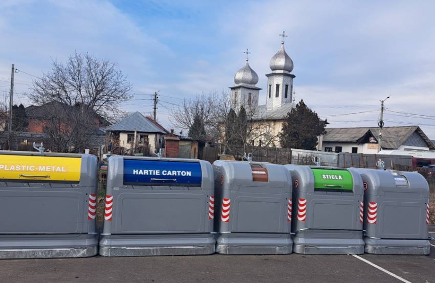 Stai în aceste blocuri din Mioveni? De joi puteți să vă ridicați cartelele de acces pentru primele 5 insule ecologice digitalizate! 1 Sursă foto: FB Primăria orașului Mioveni.