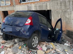 6bd95e85 2547 47e5 b4b2 e88c1d2bdd81 - A intrat cu mașina într-o clădire din Pitești! Două persoane au ajuns la spital