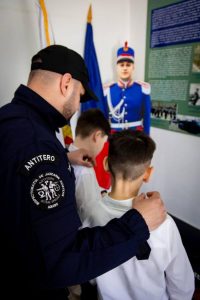 5b2ec94d 2fcf 4764 8166 d8a7f12a71f2 - Experiență inedită pentru elevi! Au descoperit universul jandarmilor argeșeni